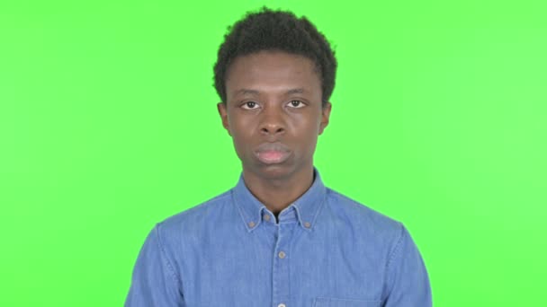 Серьезный Случайный Африканский Человек Зеленом Фоне — стоковое видео