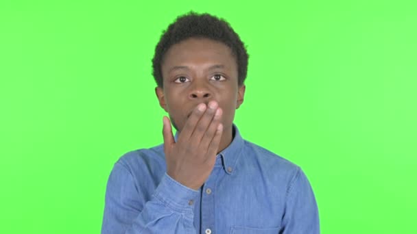 緑の背景に飛ぶキスをするカジュアルアフリカ人男性 — ストック動画