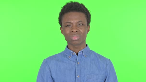 Случайный Африканский Человек Зубной Болью Зеленом Фоне — стоковое видео