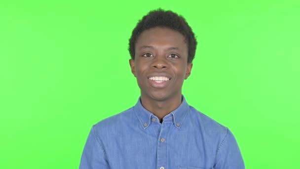 Случайный Африканский Человек Разговаривает Онлайн Видео Вызов Зеленом Фоне — стоковое видео