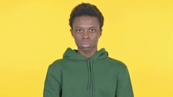 黄色の背景に深刻なカジュアルアフリカ人男性 — ストック動画