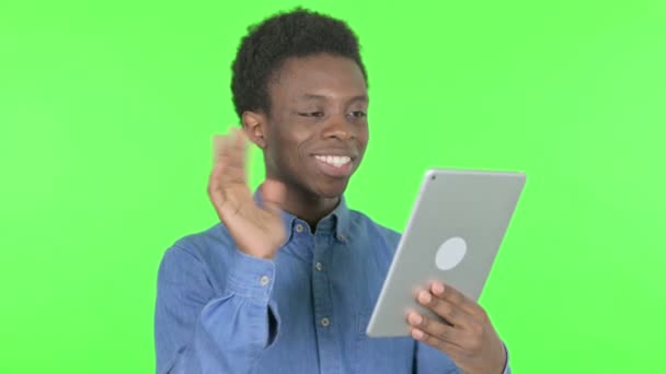 緑の背景にカジュアルアフリカ人男性によるタブレット上のビデオ通話 — ストック動画