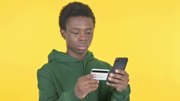 Online Shopping Casual African Man Yellow Background — Vídeo de Stock