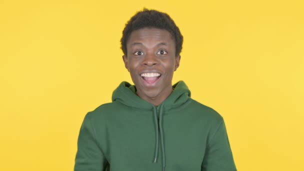 黄色の背景で達成を祝う成功したカジュアルアフリカ人男性 — ストック動画
