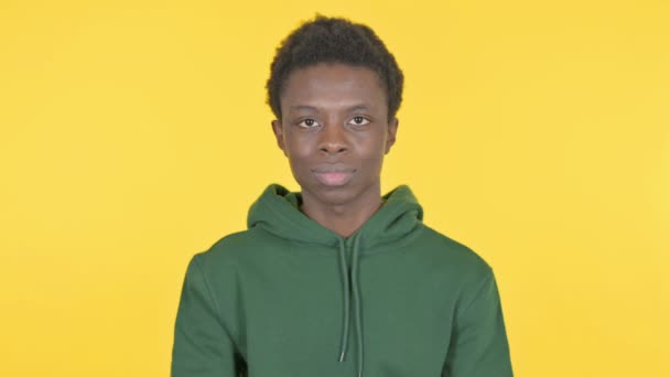 Denying Casual African Man Rejecting Idea Yellow Background — Stockvideo