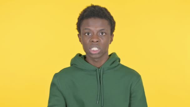 黄色の背景に主張怒っているカジュアルアフリカ人男性 — ストック動画