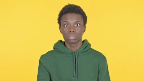 Wondering Casual African Man Feeling Shocked Yellow Background — 비디오