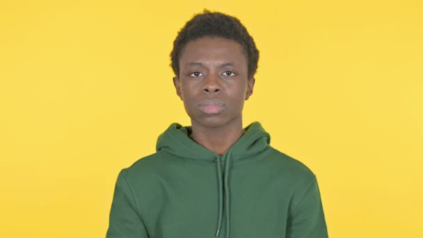 黄色の背景にカジュアルアフリカ人男性思考のアイデアをブレーンストーミング — ストック動画