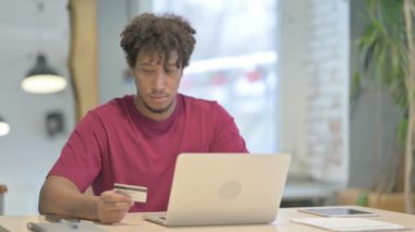 Genç Afrikalı Adam Bilgisayarda Başarılı Çevrimiçi Ödeme Yapıyor