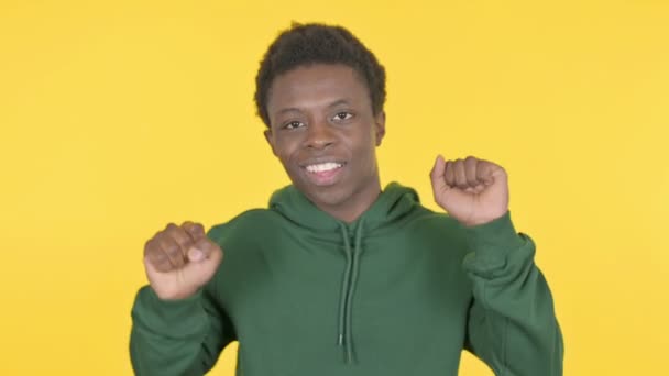 Casual Αφρικής Άνθρωπος Χορεύει Στην Χαρά Κίτρινο Φόντο — Αρχείο Βίντεο