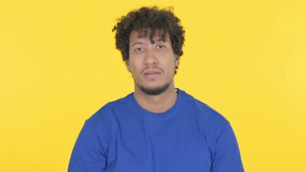 黄色の背景に勝利のサインを持つカジュアルアフリカ人男性 — ストック動画