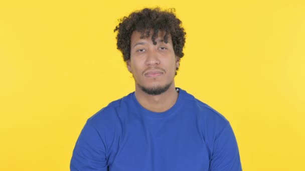 Casual African Man Waving Hand Say Hello Yellow Background — Stockvideo