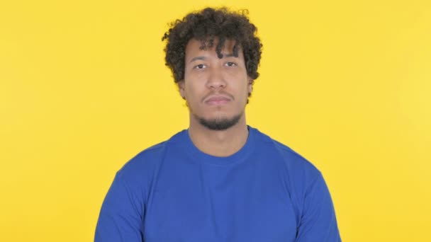 Thumbs Casual African Man Yellow Background — Stok video