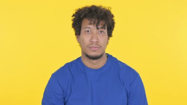 Casual African Man Sign Yellow Background — Vídeo de Stock
