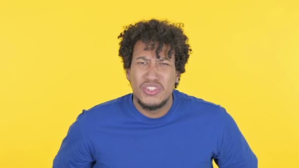 黄色の背景でショックを受けるカジュアルなアフリカ人男性を疑問に思う — ストック動画