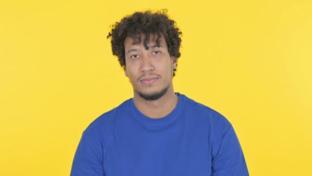 Запрошення Випадкового Африканського Людини Вказуючи Камеру Жовтому Тлі — стокове відео