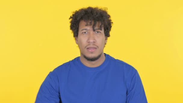 Casual African Man Searching Opportunity Yellow Background — Vídeo de Stock