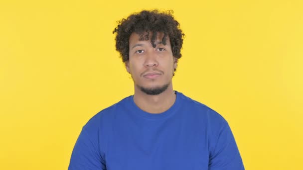 黄色の背景の承認で頭を振るカジュアルアフリカ人男性 — ストック動画