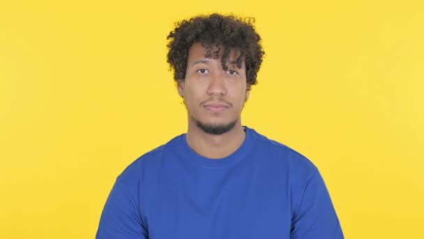黄色の背景に拍手を送るカジュアルアフリカ人男性 — ストック動画