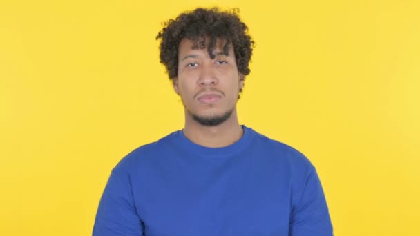 黄色の背景にアームジェスチャーを拒否カジュアルアフリカ人男性 — ストック動画