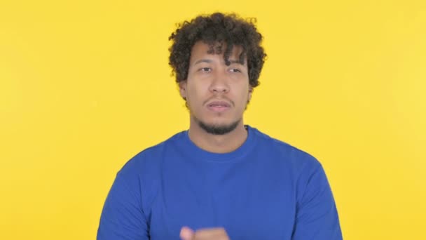 黄色の背景に新しいアイデアを考えるカジュアルアフリカ人男性 — ストック動画