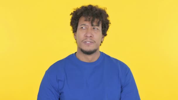 Casual African Man Shouting Screaming Yellow Background — Vídeo de Stock