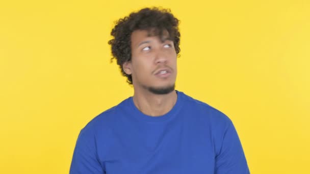Casual African Man Feeling Scared Frightened Yellow Background — Wideo stockowe
