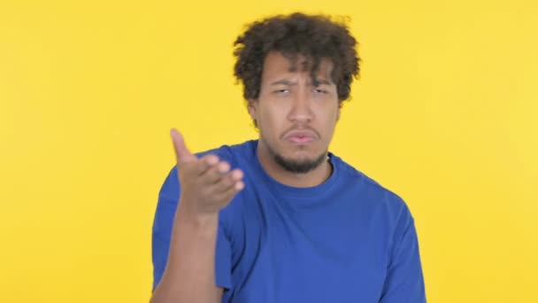 Angry Casual African Man Arguing Yellow Background — Vídeos de Stock