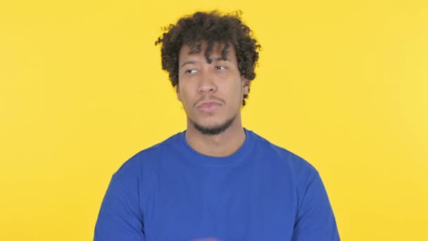 黄色の背景に首の痛みを持つカジュアルアフリカ人男性 — ストック動画