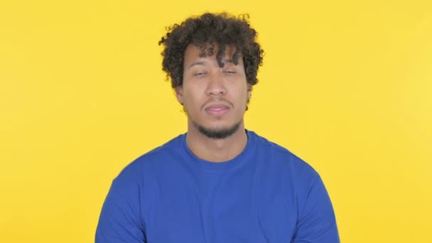 黄色の背景に歯痛を持つカジュアルアフリカ人男性 — ストック動画