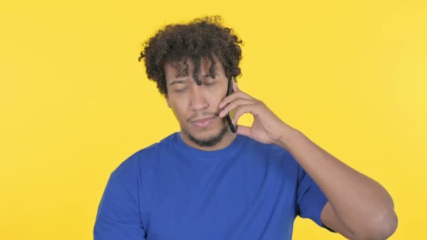 Casual African Man Talking Phone Yellow Background — Vídeo de Stock