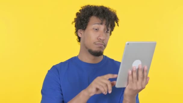 Casual Αφρικανικός Άνθρωπος Χρησιμοποιώντας Ψηφιακή Ταμπλέτα Κίτρινο Φόντο — Αρχείο Βίντεο