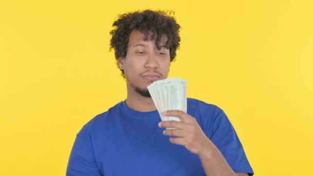 Casual African Man Offering Dollars Yellow Background — Vídeo de stock