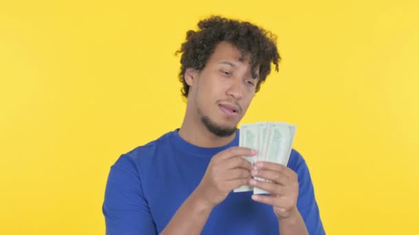 Casual Αφρικής Man Μετρώντας Δολάρια Στο Κίτρινο Φόντο — Αρχείο Βίντεο