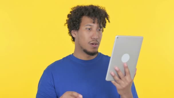 非洲便衣人员在黄色背景下在平板电脑上的视频呼叫 — 图库视频影像
