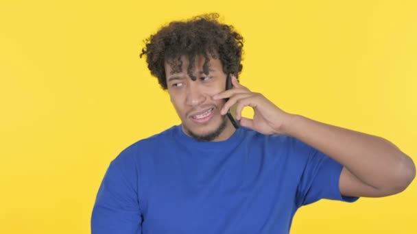 Casual Αφρικής Άνθρωπος Μιλώντας Θυμωμένος Στο Τηλέφωνο Κίτρινο Φόντο — Αρχείο Βίντεο