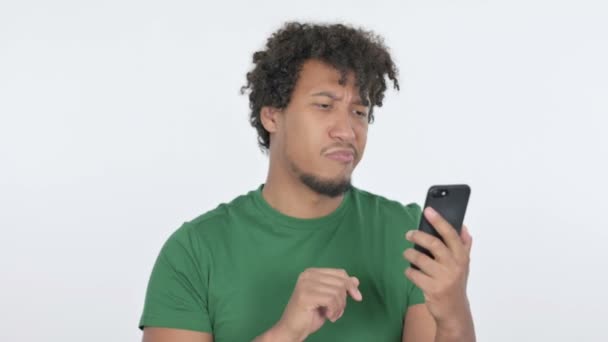 Casual Αφρικής Man Browsing Smartphone Λευκό Φόντο — Αρχείο Βίντεο