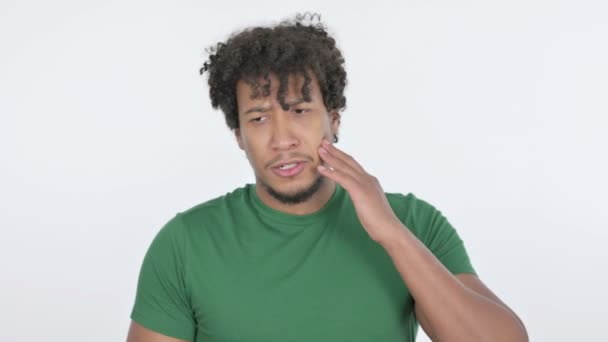 Casual Afrikaanse Man Met Tandpijn Witte Achtergrond — Stockvideo