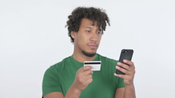 网上购物的非洲男人白种人 — 图库视频影像