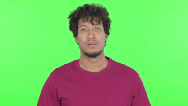 Casual African Man Sign Green Background — Stock video