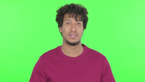 Casual African Man Sign Victory Green Background — Stockvideo