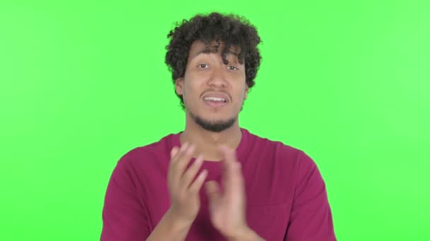 Casual African Man Clapping Green Background — Vídeo de Stock