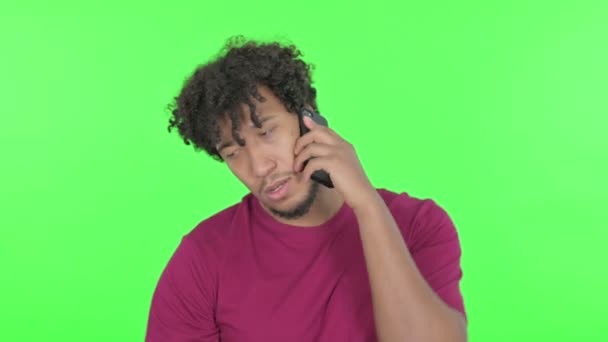 Casual African Man Talking Phone Green Background — Vídeo de Stock