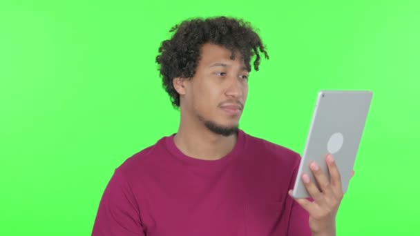 Casual African Man Loss Tablet Green Background — Vídeos de Stock