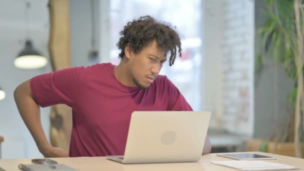 Homem Africano Jovem Tendo Dor Nas Costas Usar Laptop — Vídeo de Stock