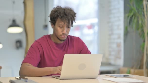 Jonge Afrikaanse Man Hoesten Tijdens Het Werken Laptop — Stockvideo