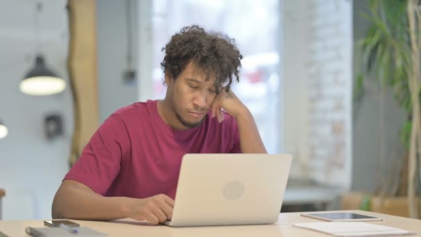Cansado Jovem Africano Dormindo Enquanto Trabalhava Laptop — Vídeo de Stock