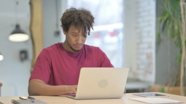 在笔记本电脑上工作时牙痛的非洲年轻人 — 图库视频影像