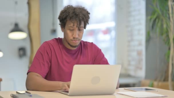 Homem Africano Jovem Olhando Para Câmera Usar Laptop — Vídeo de Stock