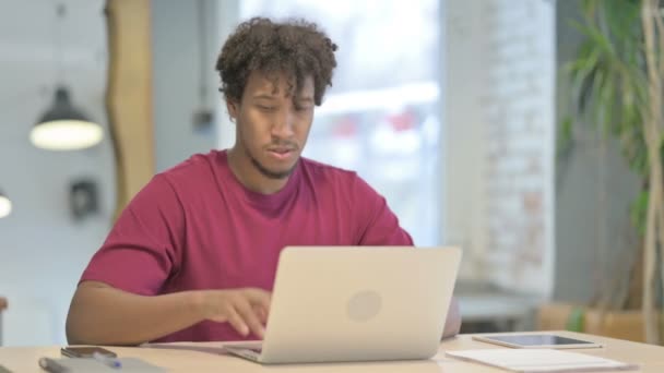 Νεαρός Αφρικανός Κουνώντας Κεφάλι Στην Απόρριψη Ενώ Εργάζονται Φορητό Υπολογιστή — Αρχείο Βίντεο